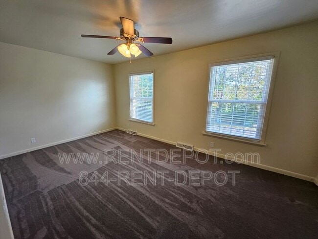 Building Photo - 7101 Pinehurst Dr