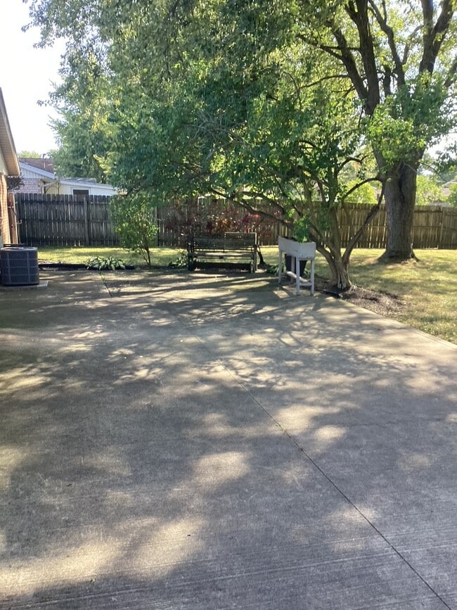 Building Photo - 495 Meadow Ln