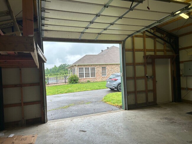 Building Photo - Spacious 3BR/3BA Home in Cave Springs with Pool