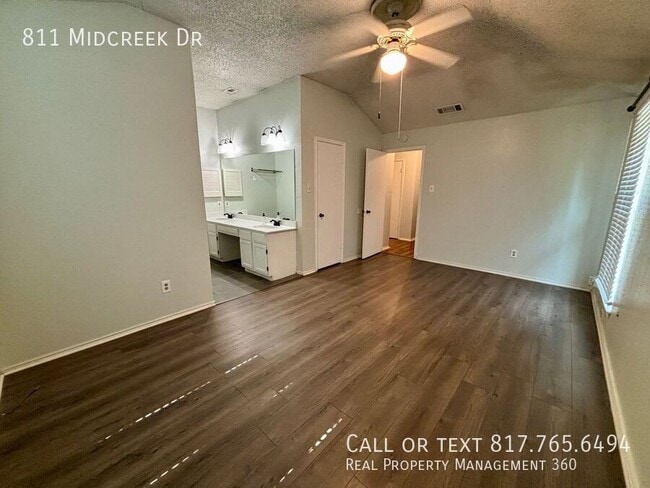 Building Photo - 811 Midcreek Dr