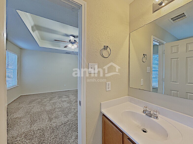 Building Photo - 5839 Sherbrooke Oak