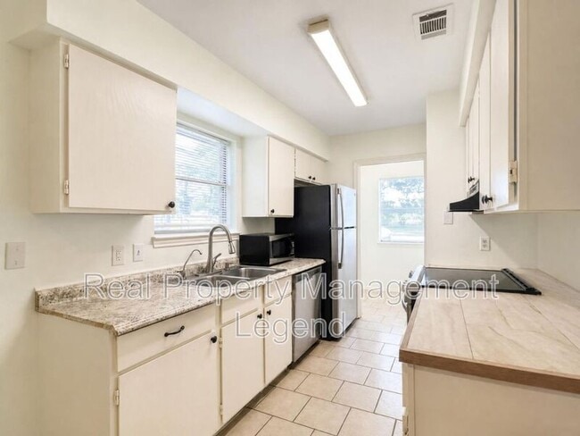 Building Photo - 112 Oak Hill Dr