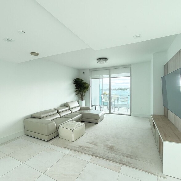 Building Photo - 900 Biscayne Blvd