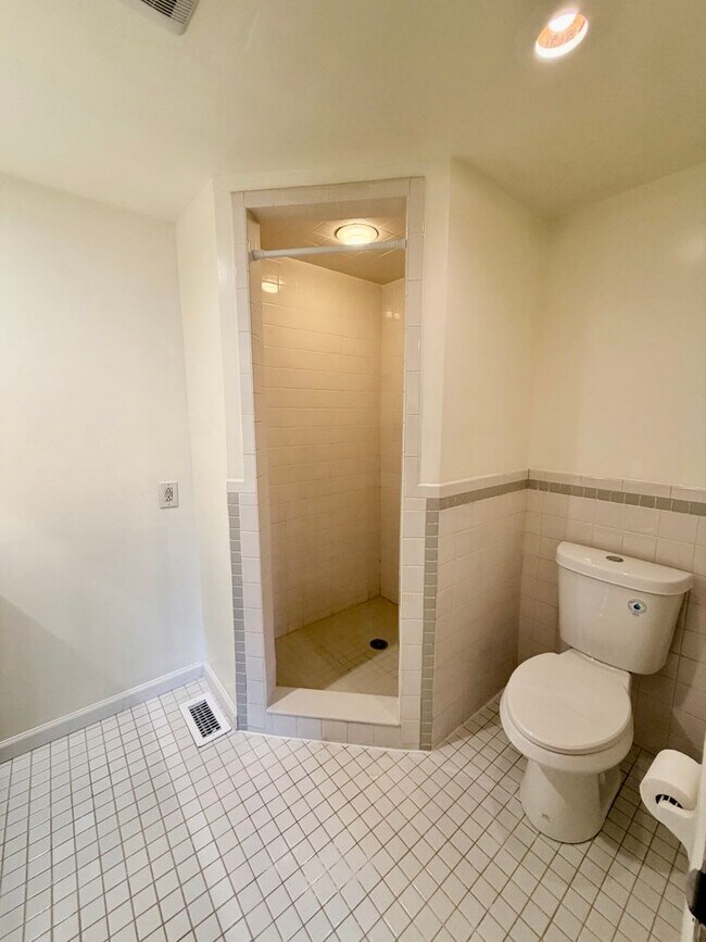 Building Photo - 3 bed 2.5 bath in Port Richmond with Garag...
