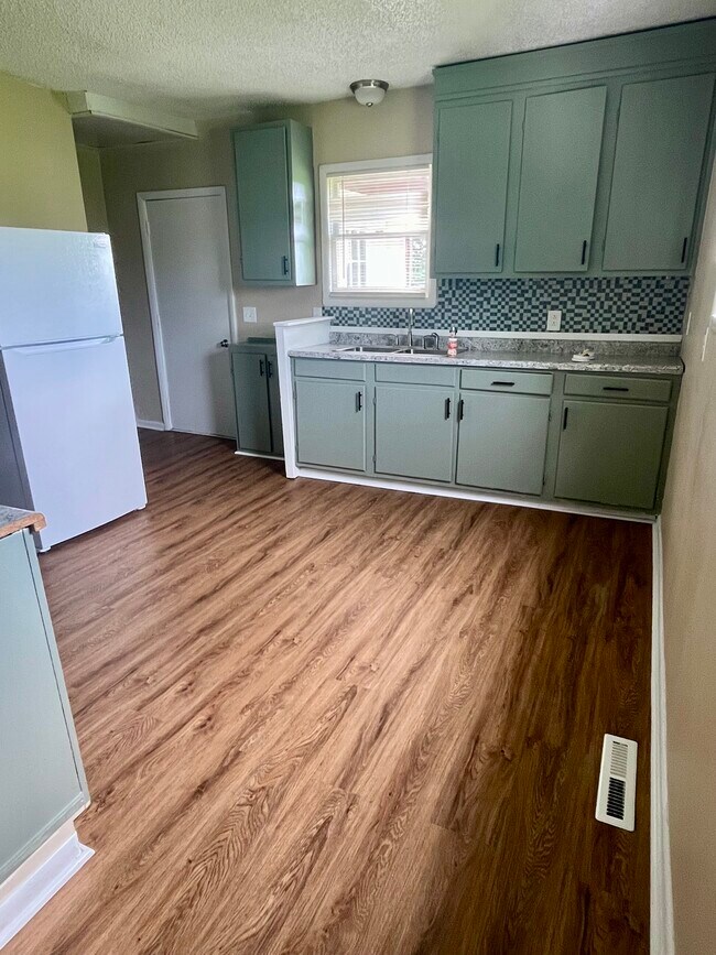 Building Photo - 227 Maple St