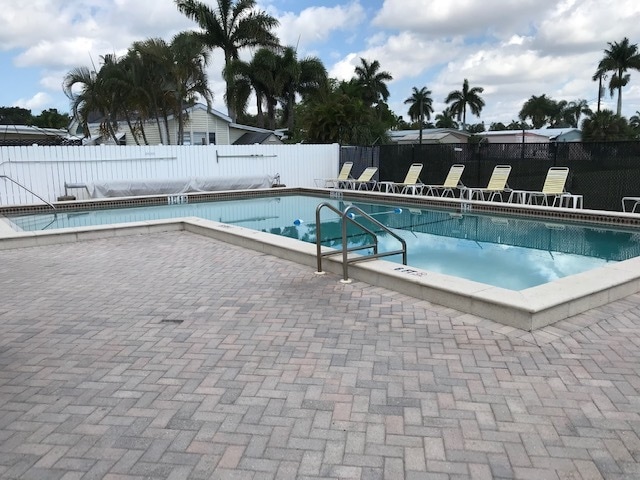 Building Photo - 16300 Pine Ridge Rd