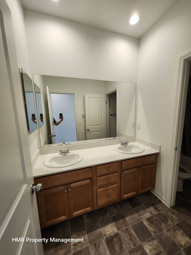 Building Photo - Beautiful two story 5 bedroom in ontario R...