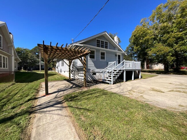 Building Photo - Charming 3 bedroom/1.5 bathroom REMODELED home close to High Point University