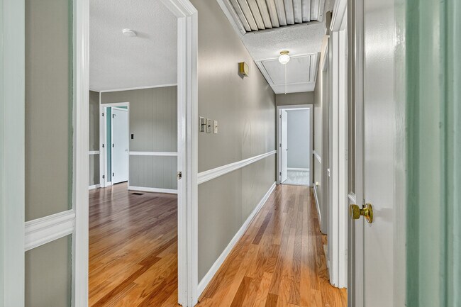 Building Photo - 259 Shoreline Dr