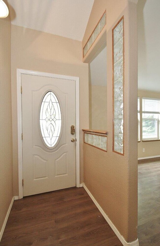 Building Photo - Clean & Move-In Ready Single-Level Home