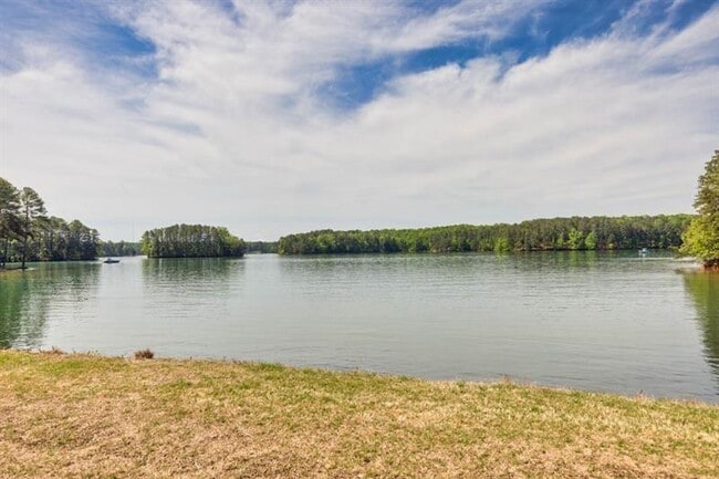 Building Photo - 3200 Lee Dr