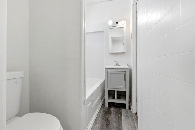 Building Photo - 2935 E 121st St