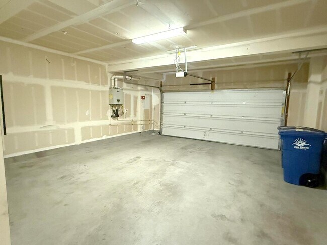 Building Photo - NEW PRICE ! Modern & Luxurious Ryan Terrac...