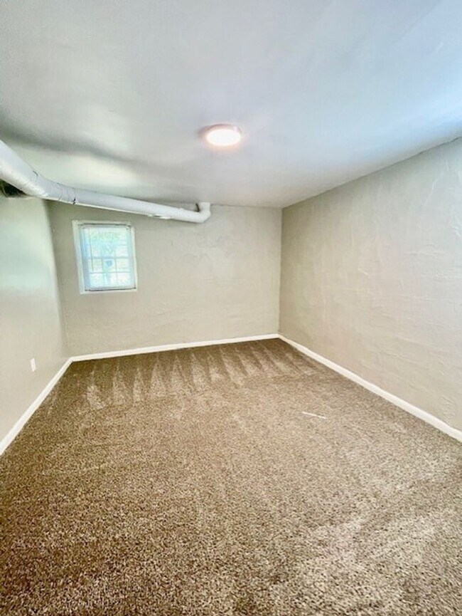 Building Photo - Spacious 5 Bedroom 2 Bath. This Home is Located in the Smallwood Community.