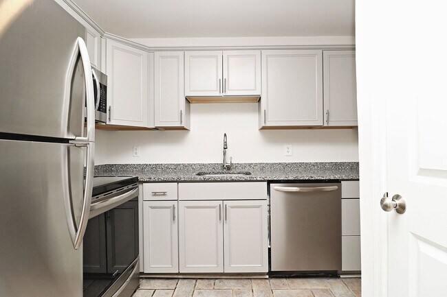 Building Photo - Student & Pet-Friendly Duplex With Ting In...