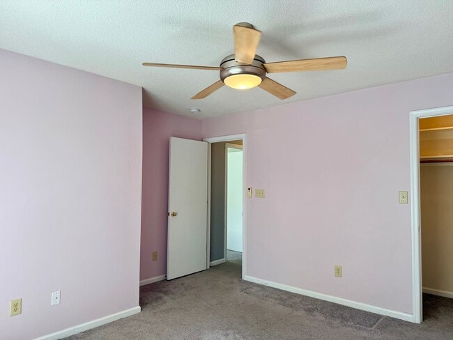 Building Photo - 3 Bed 2.5 Bath Hampton Home!