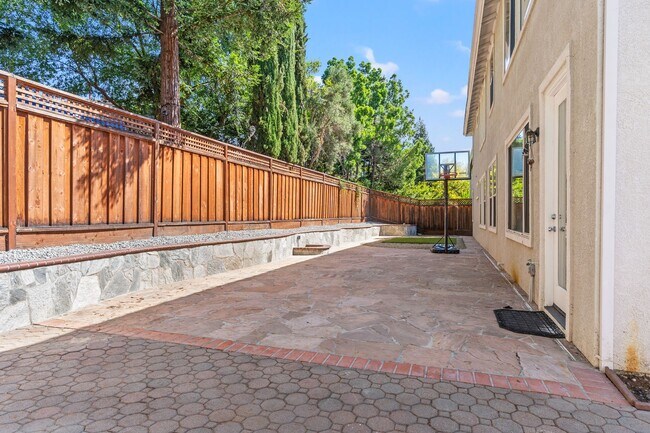 Building Photo - 3311 Montevideo Dr