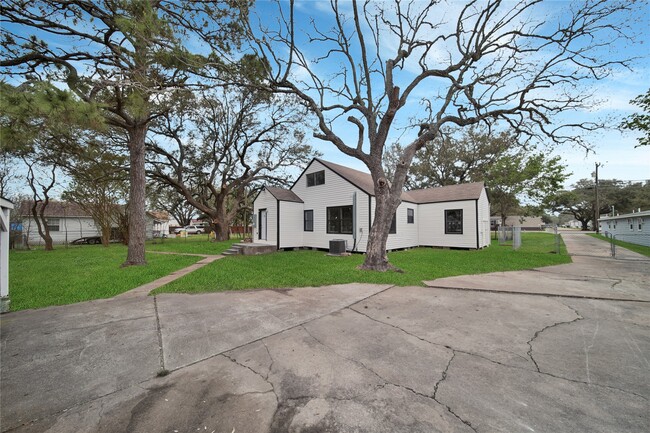 Building Photo - 1623 Main St