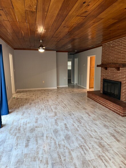 Building Photo - 320 E Oak St