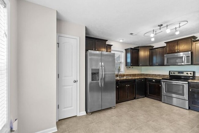 Building Photo - Well-Maintained 3 Bedroom, 2 Bath Home