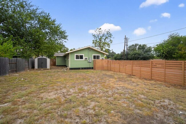 Building Photo - 515 W 8th St