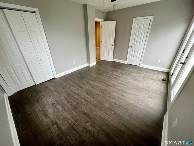 Building Photo - 98 Columbia St