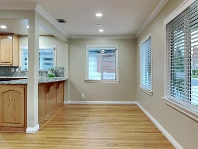 Building Photo - 4533 Albury Ave