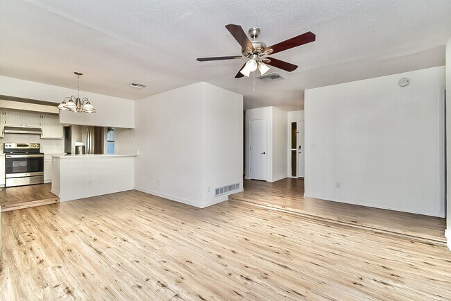 Building Photo - 1417 S Lynx Dr