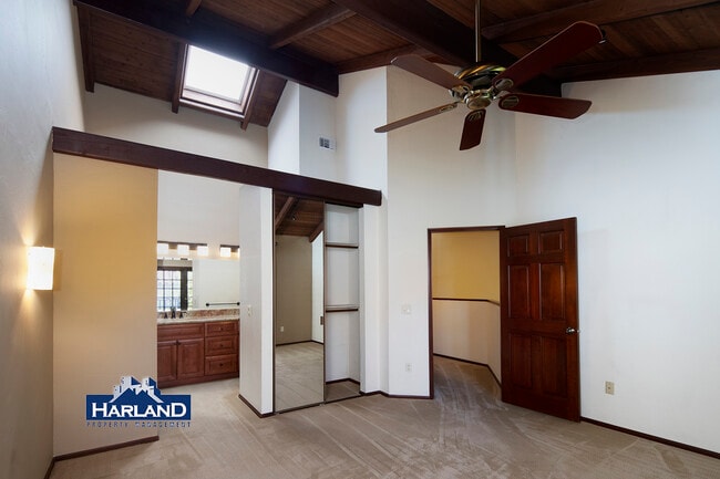 Building Photo - 8668 Villa La Jolla Dr