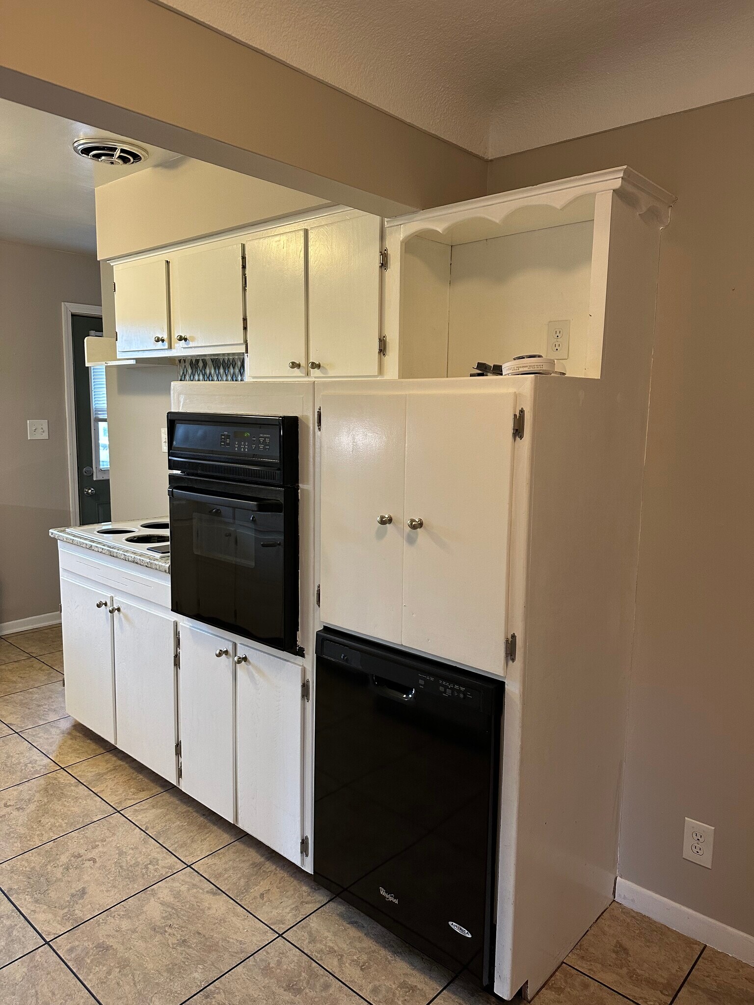 Kitchen - 6036 Urbandale Ave