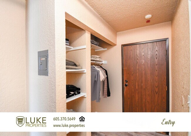 Building Photo - 405 S Sycamore Ave