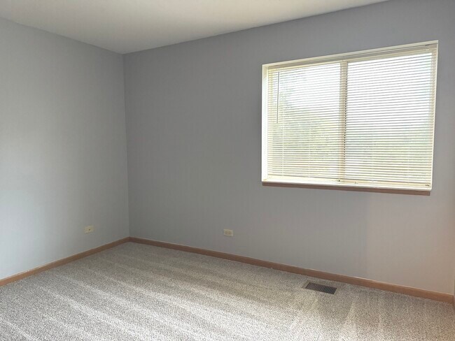 Building Photo - 727 Elm Ln