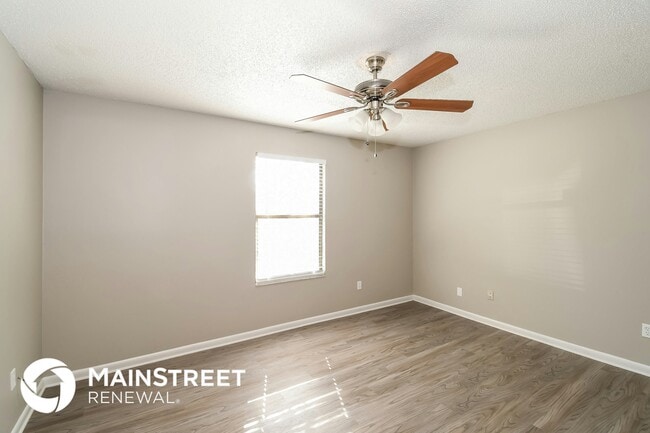 Building Photo - 4385 Queensway Dr