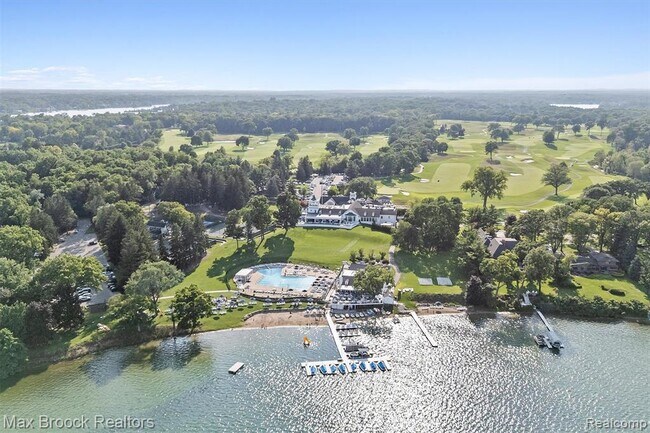 Building Photo - 3333 W Shore Dr