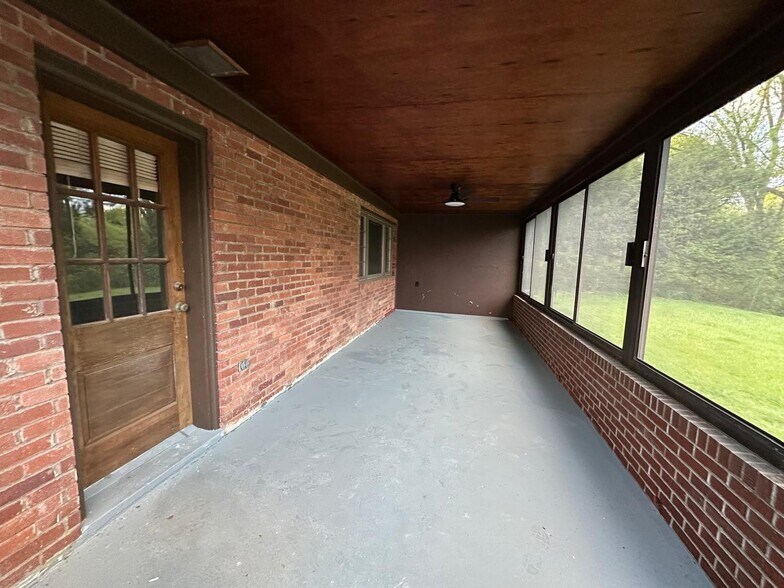 Building Photo - 547 Greenhurst Dr