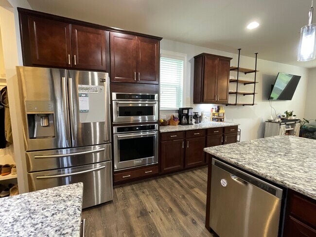 Building Photo - 1013 Travern Dr