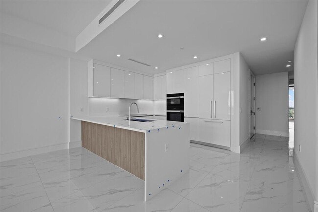 Building Photo - 220 Lake Shore Dr