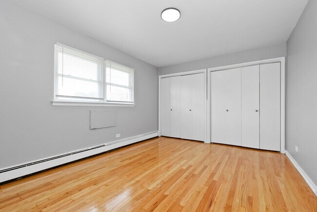 Interior Photo - 7818-7820 South Shore Drive