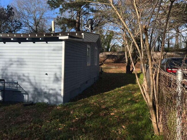 Building Photo - 5038 Westbrook Rd