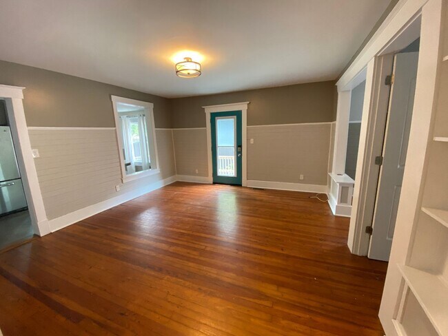 Building Photo - Stunning 3 bedroom/2bath Victorian home