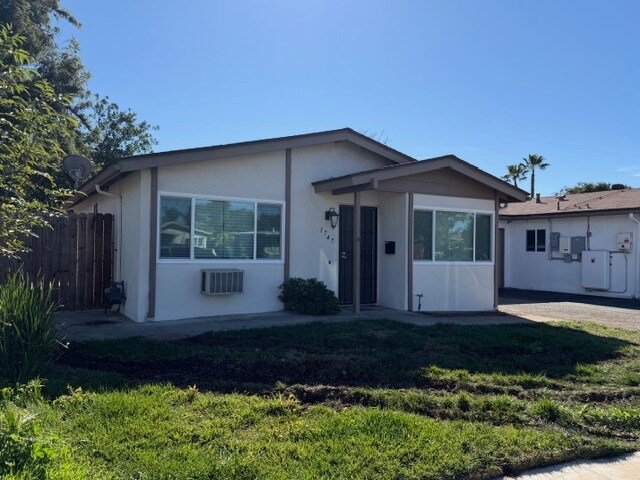 Building Photo - 1747 Acorn St