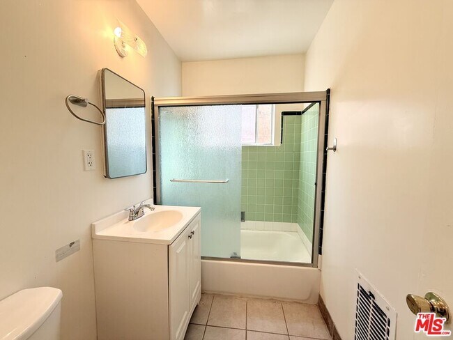 Building Photo - 630 Westbourne Dr