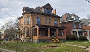 Building Photo - 1 bedroom with Character!