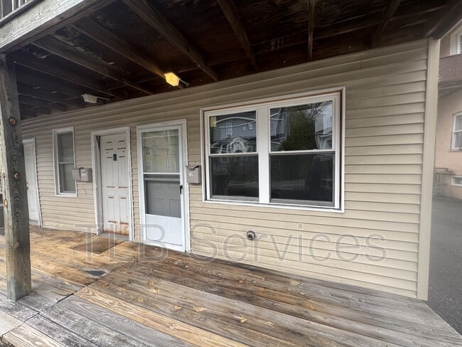 Building Photo - 139 Sand St