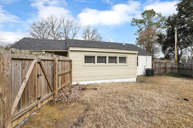 Building Photo - 1080 Larry Ln