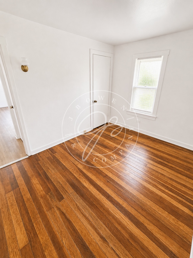 Building Photo - Updated West Toledo Upper unit! 2 Bedroom – Water Included!