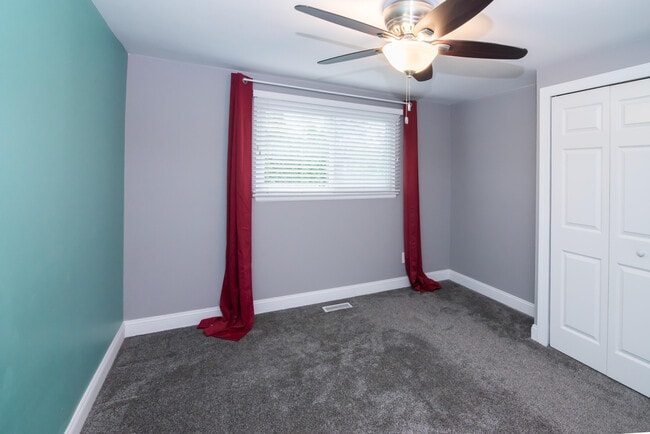 Building Photo - 40611 W 10 Mile Rd