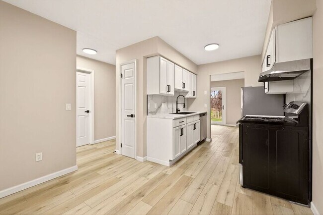 Building Photo - 14 Elm St