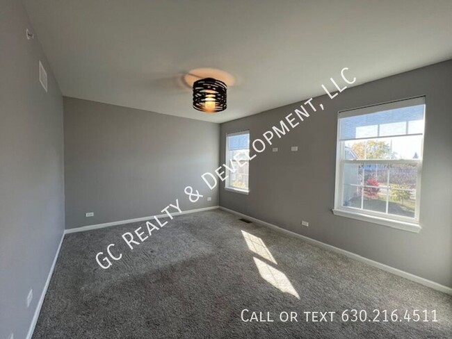 Building Photo - ***  NEWER CONST / FULL SIZED W&D IN UNIT ...