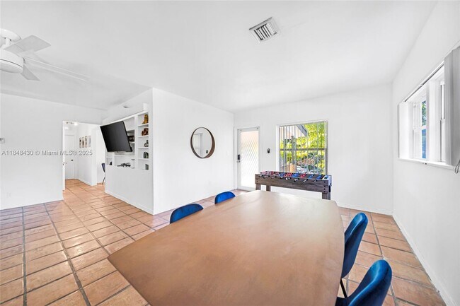 Building Photo - 312 NE 16th Terrace